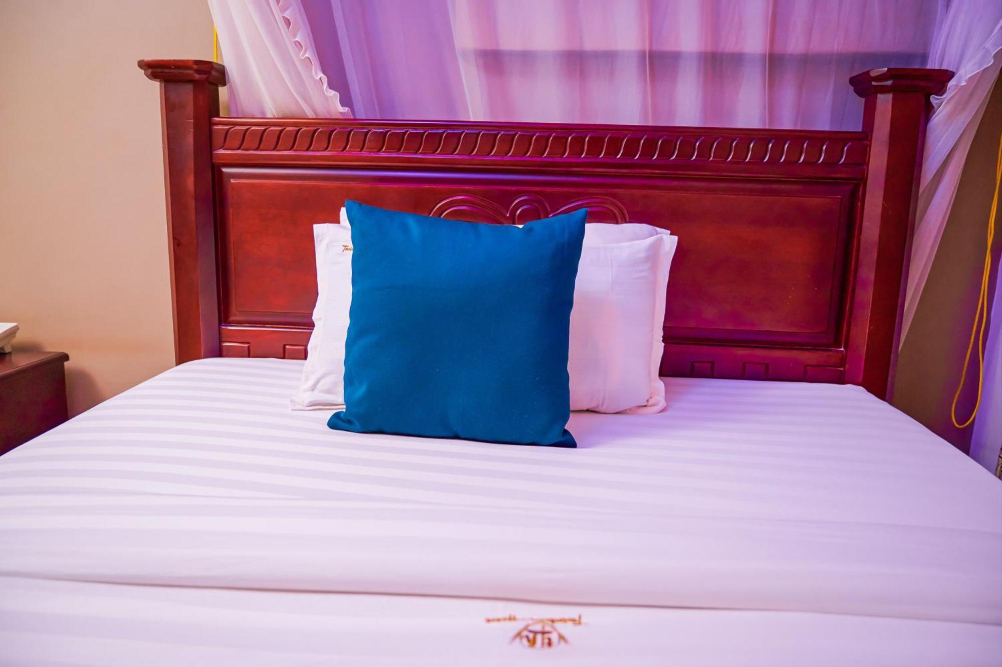 Twin Towers Hotel Kampala Ngoại thất bức ảnh